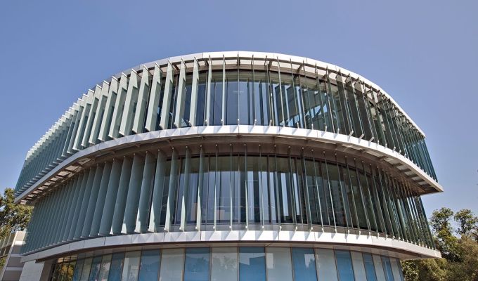 Die Sonnenschutz-Glasfassade der neuen hochmodernen Leitstelle der EKZ vereint funkelnde Gebäudeästhetik mit funktionalem Sonnenschutz.