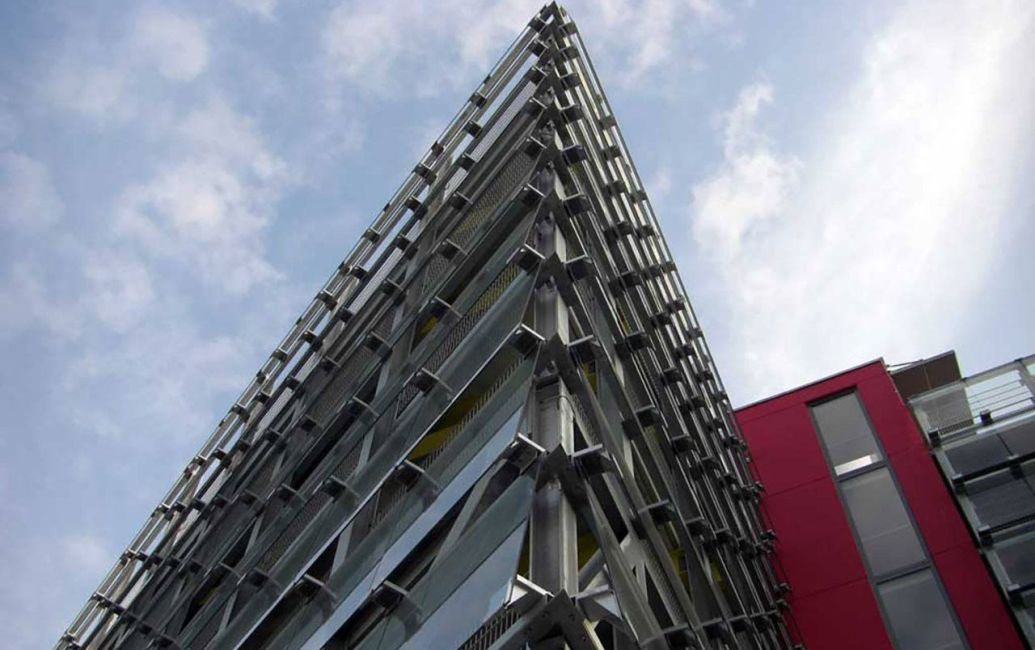 „Roter Turm“ erzeugt mit Photovoltaiklamellen grüne Energie in Chemnitz
