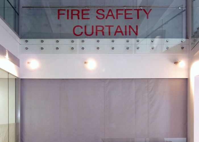 Nach DIN 4102-18 hat der Feuerschutzvorhang einen Dauerfunktionstest mit 10.000 Zyklen erfolgreich bestanden