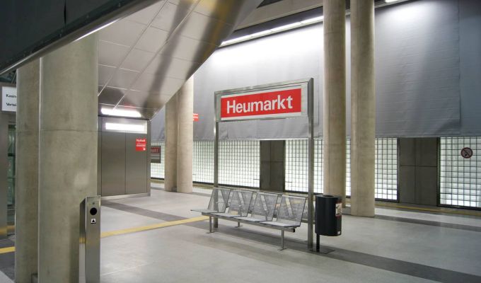 Vorbeugender Brandschutz im U-Bahnhof Köln Heumarkt mithilfe von Rauchschürzen